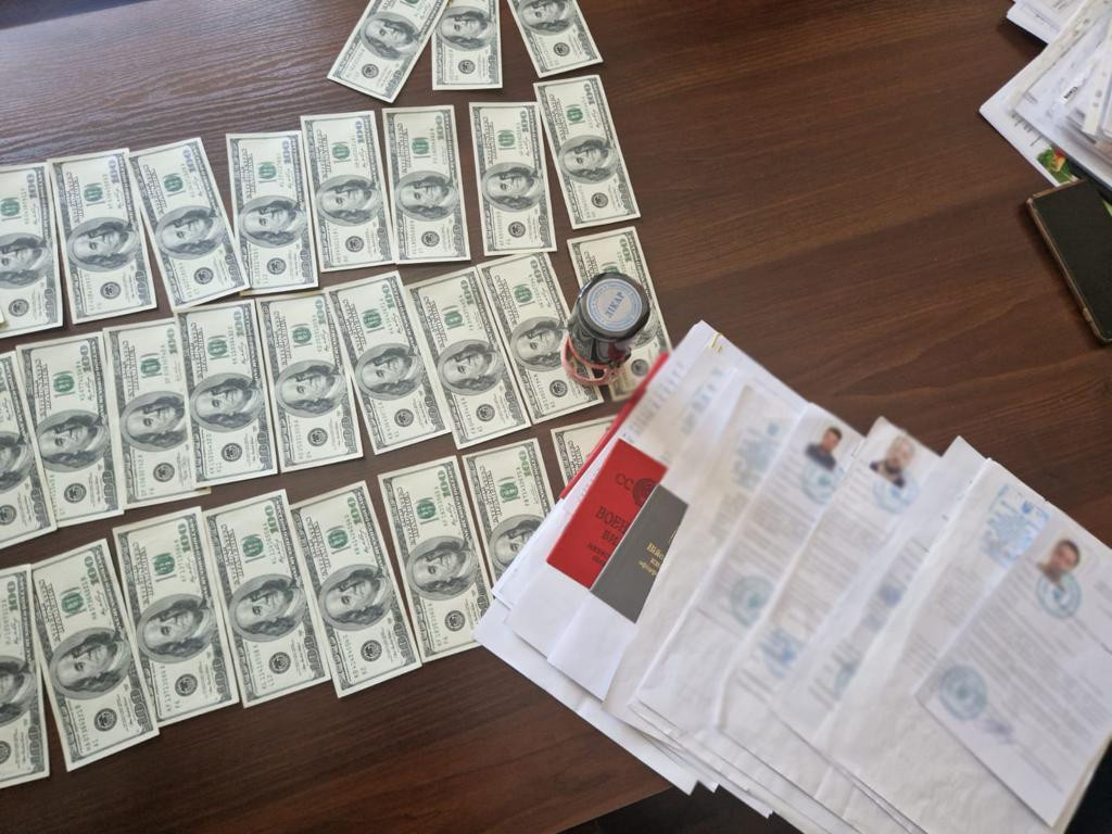 3 тис доларів США за зняття з військового обліку – викрито завідувача філії одного з комунальних закладів столиці