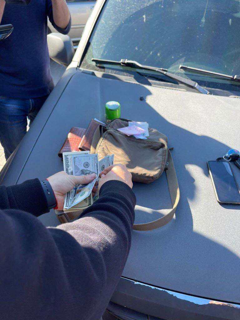 Вимагання грошових коштів з погрозою знищення майна – затримано поліцейського