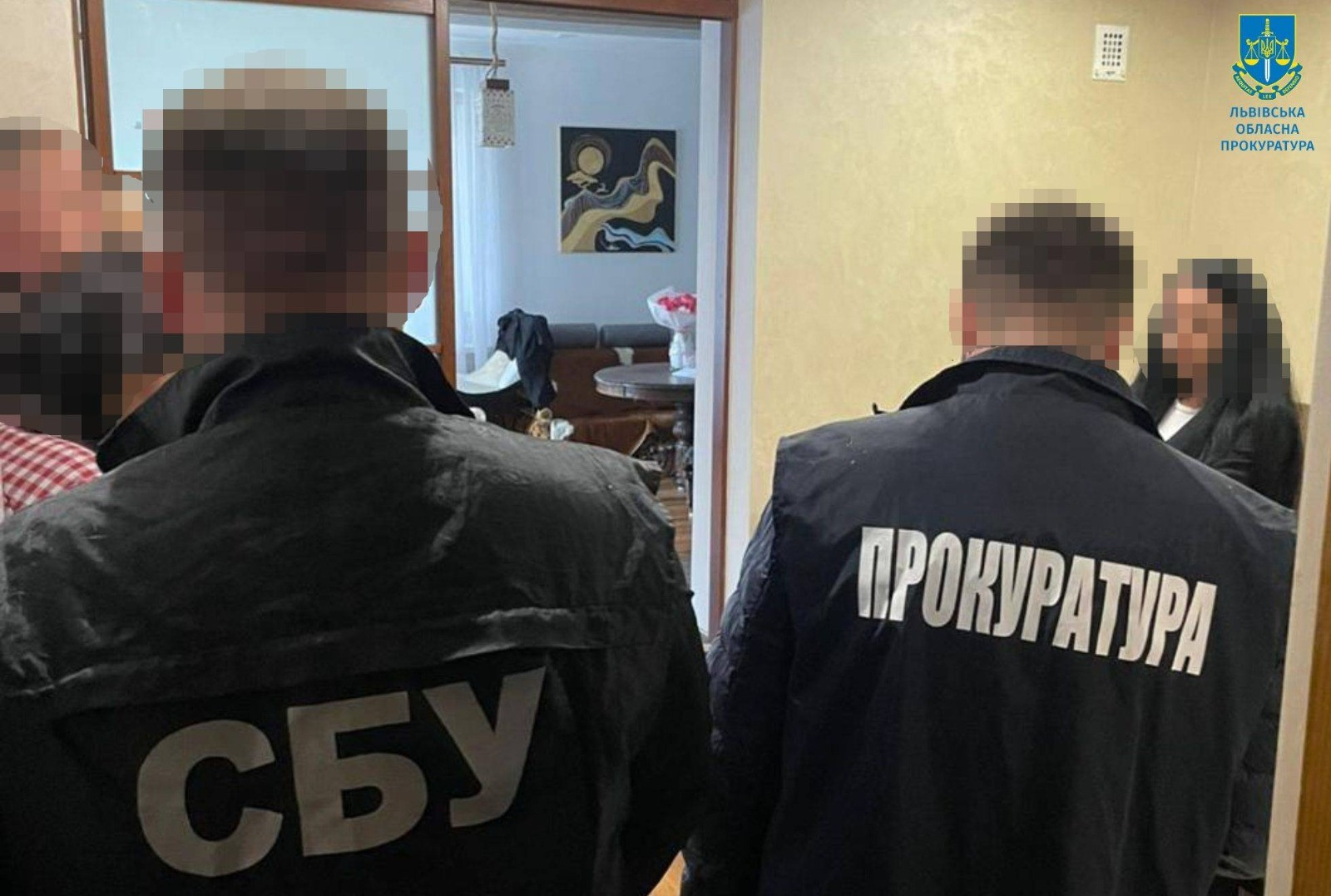 Адвокат та її спільник вимагали 6700 доларів США за вплив на суд і посадовців – обом повідомлено про підозру