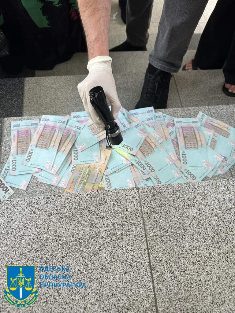 «Відкати» з підрядників за оплату виконаних робіт – на хабарі викрито начальницю управління міськради на Одещині