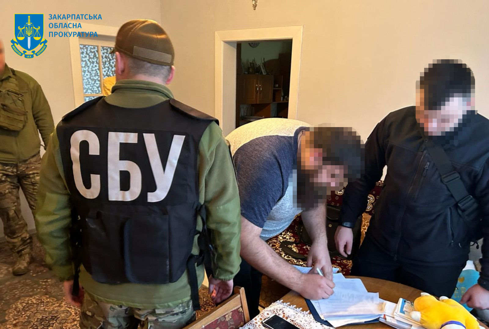 На Закарпатті двом священнослужителям УПЦ (МП) повідомлено про підозру у поширенні комуністичної символіки