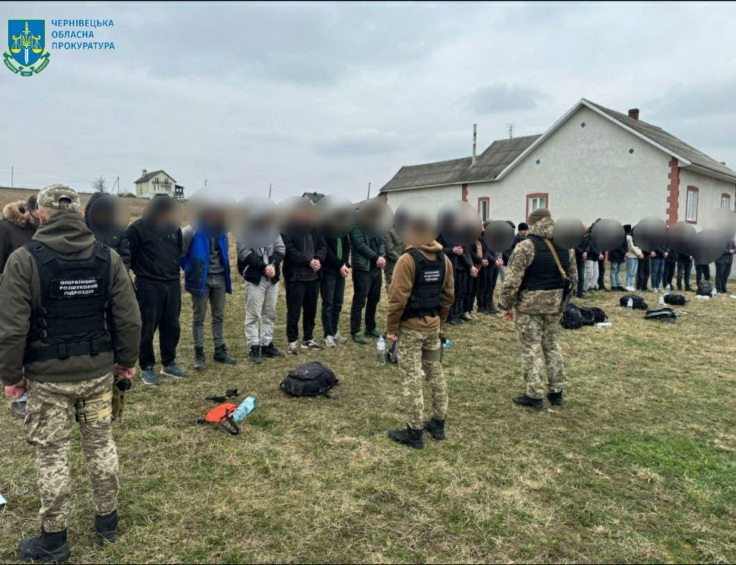 На Буковині повідомлено про підозру водію мікроавтобуса, який намагався незаконно переправити до Румунії  34 чоловіків призовного віку