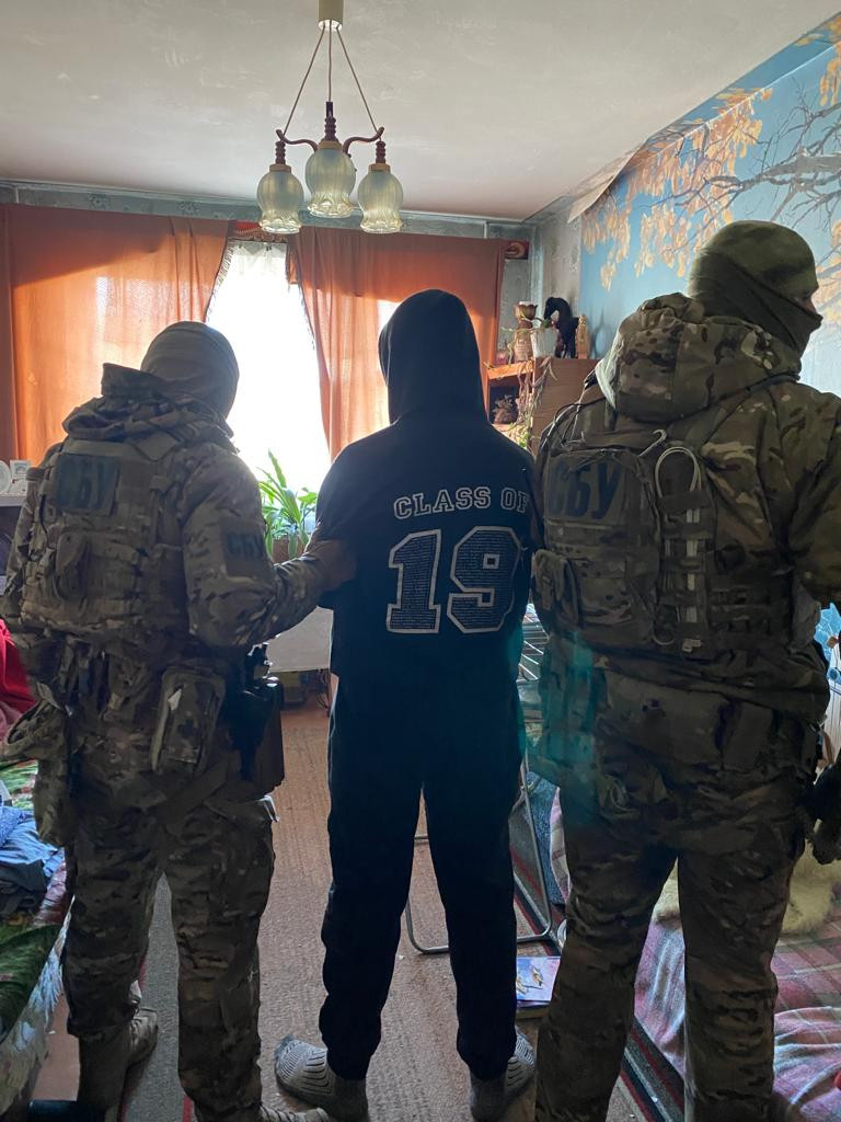 Створення злочинної організації та наркобізнес за ґратами – на Рівненщині правоохоронці викрили 8 осіб